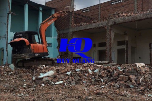 Đục phá, tháo dỡ nhà xưởng tại Hiệp Phước khi bãi logistics lân cận vẫn đang hoạt động