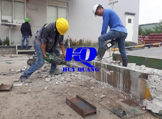 Đục phá bê tông nhà xưởng tại Thuận An, từ tường, cột đến móng máy cũ