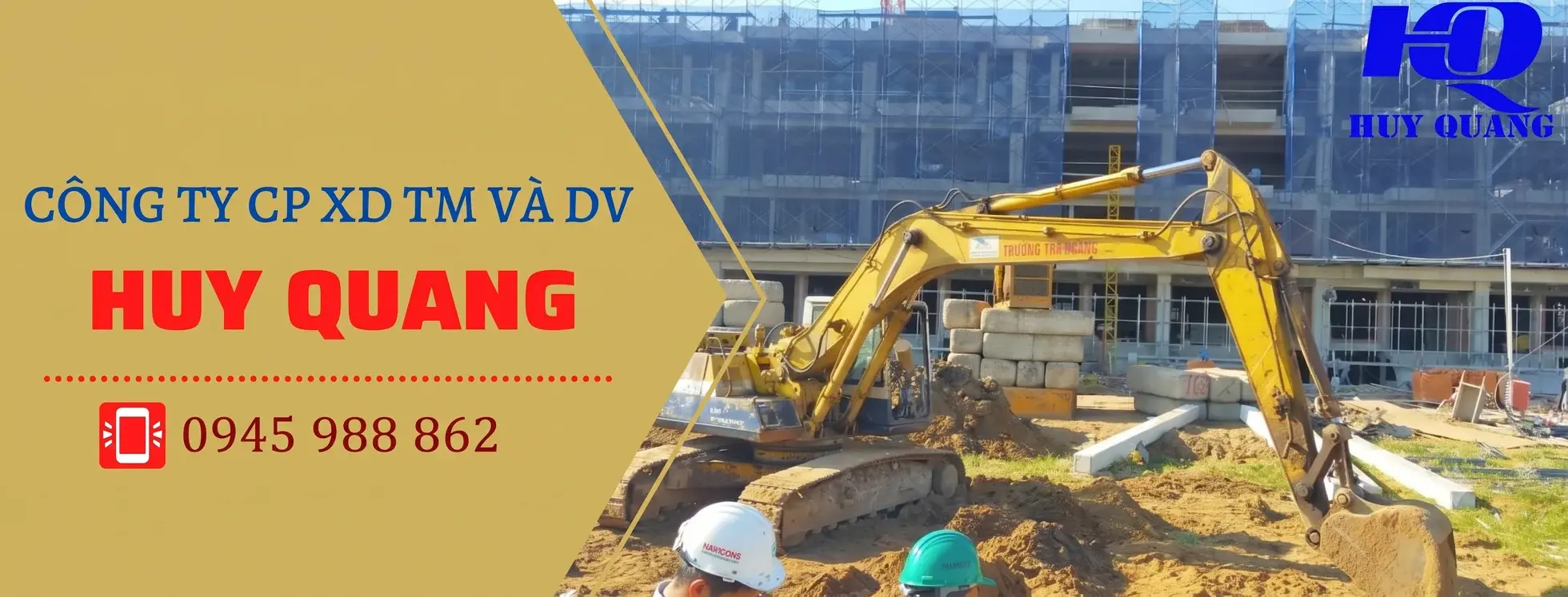 Máy xúc đang giải phóng mặt bằng nhà xưởng quy mô lớn, có công nhân đội mũ bảo hộ.
