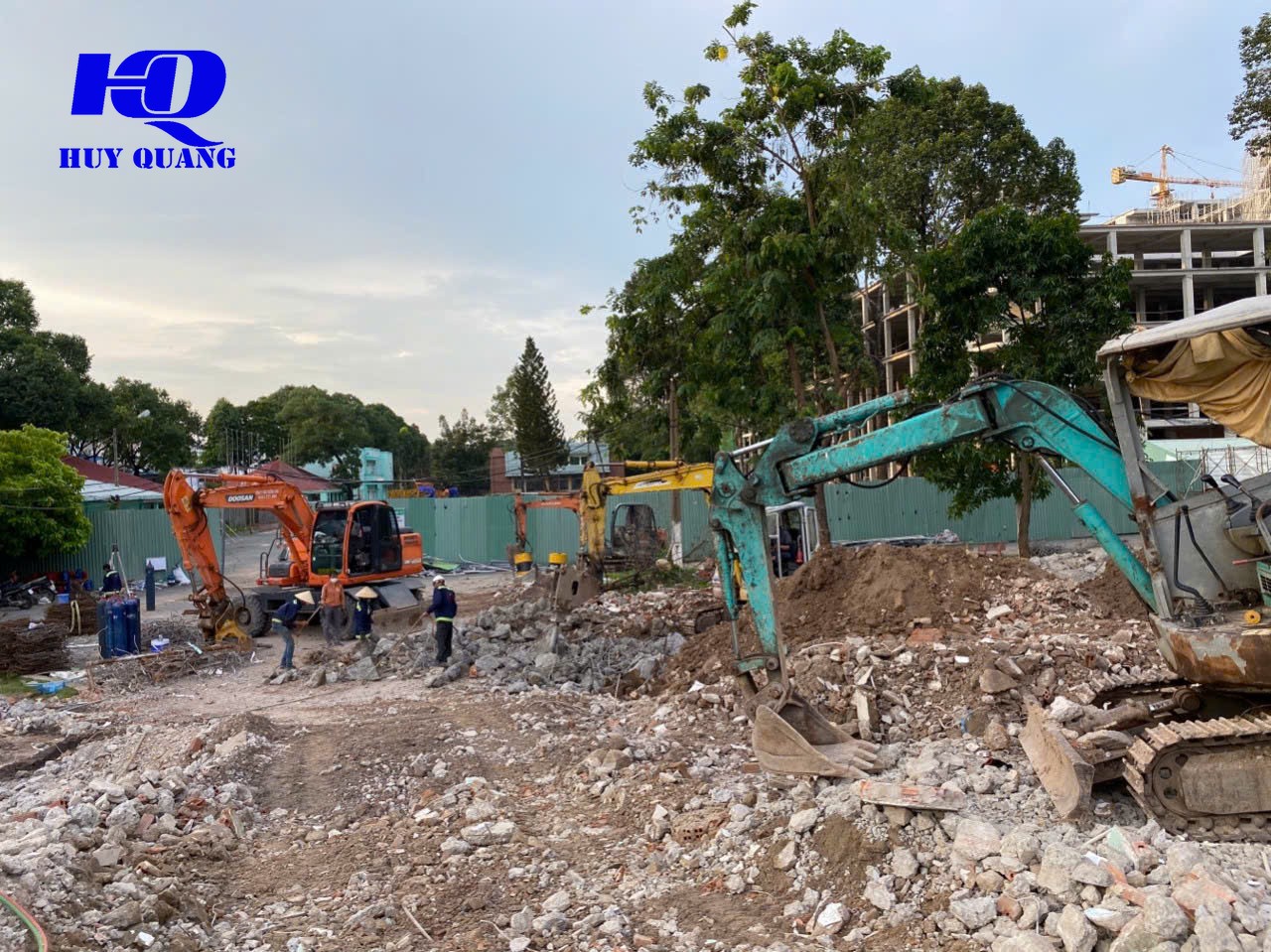Xe cơ giới xử lý mặt bằng công trình, minh họa loại hình thi công