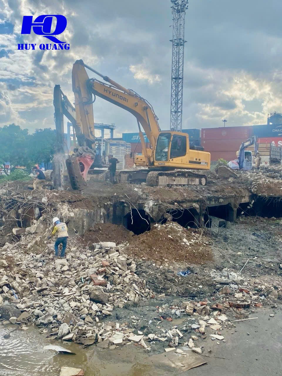 Khung kèo thép nhà xưởng đã được tháo dỡ một phần, mái tôn dỡ xuống