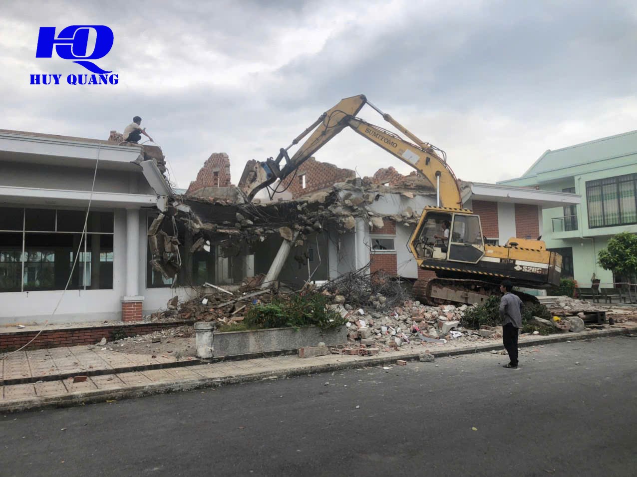 Khung kèo thép và mái tôn nhà xưởng đã tháo rời một phần