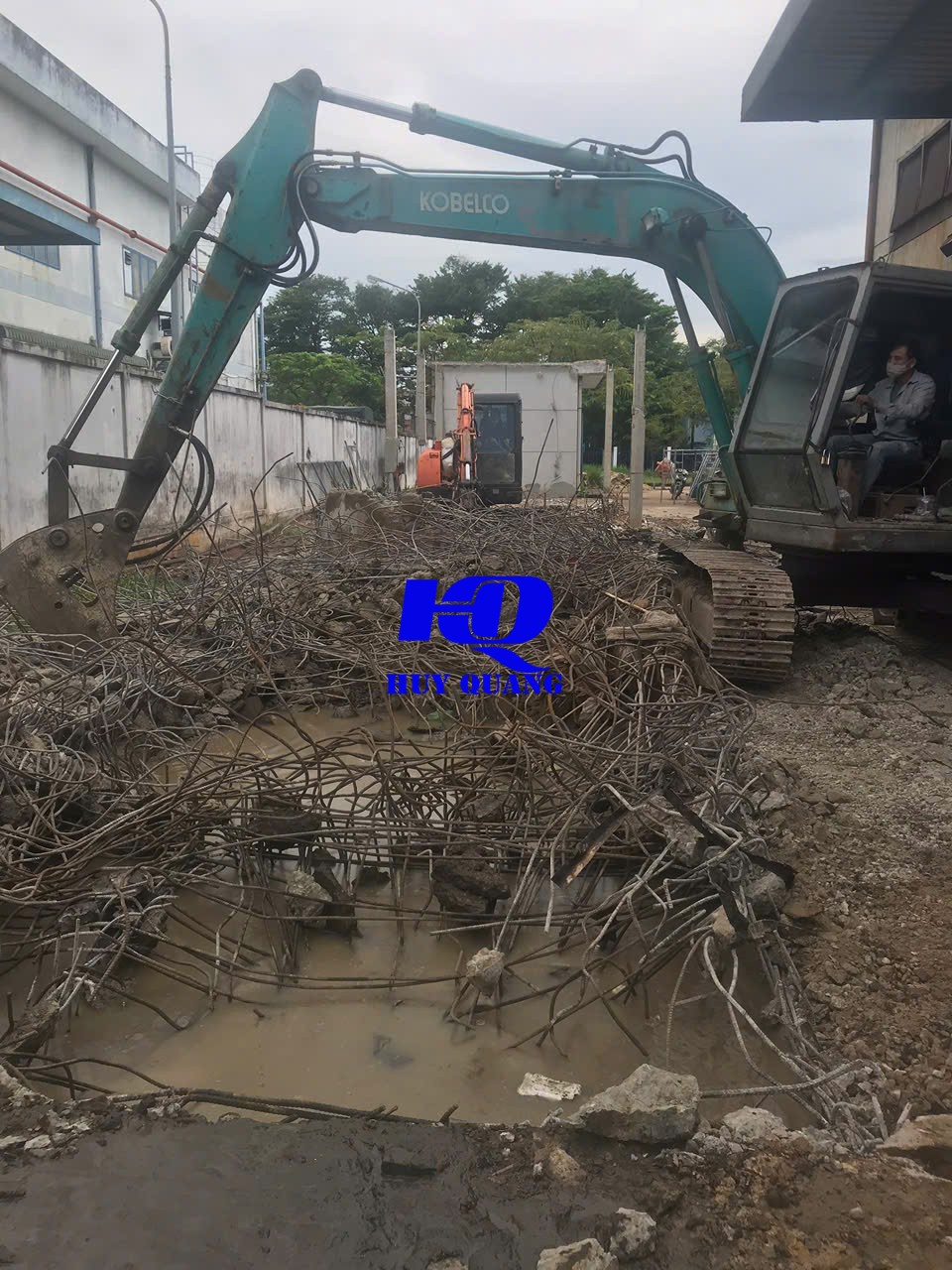 Khung thép và mái tôn nhà xưởng nhỏ đang được tháo dỡ