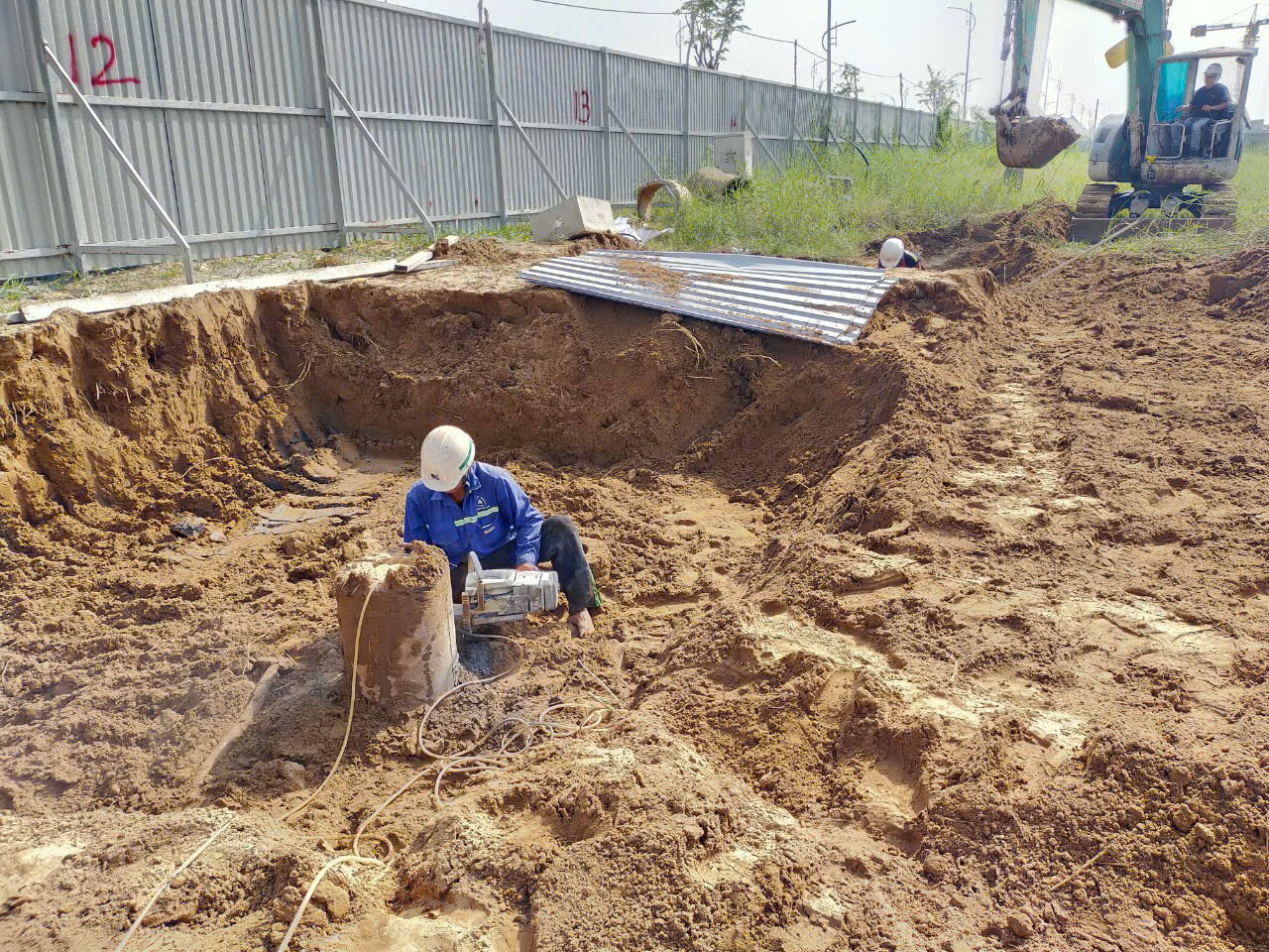 Đội thi công triển khai tháo dỡ mái tôn nhà xưởng trong khu công nghiệp