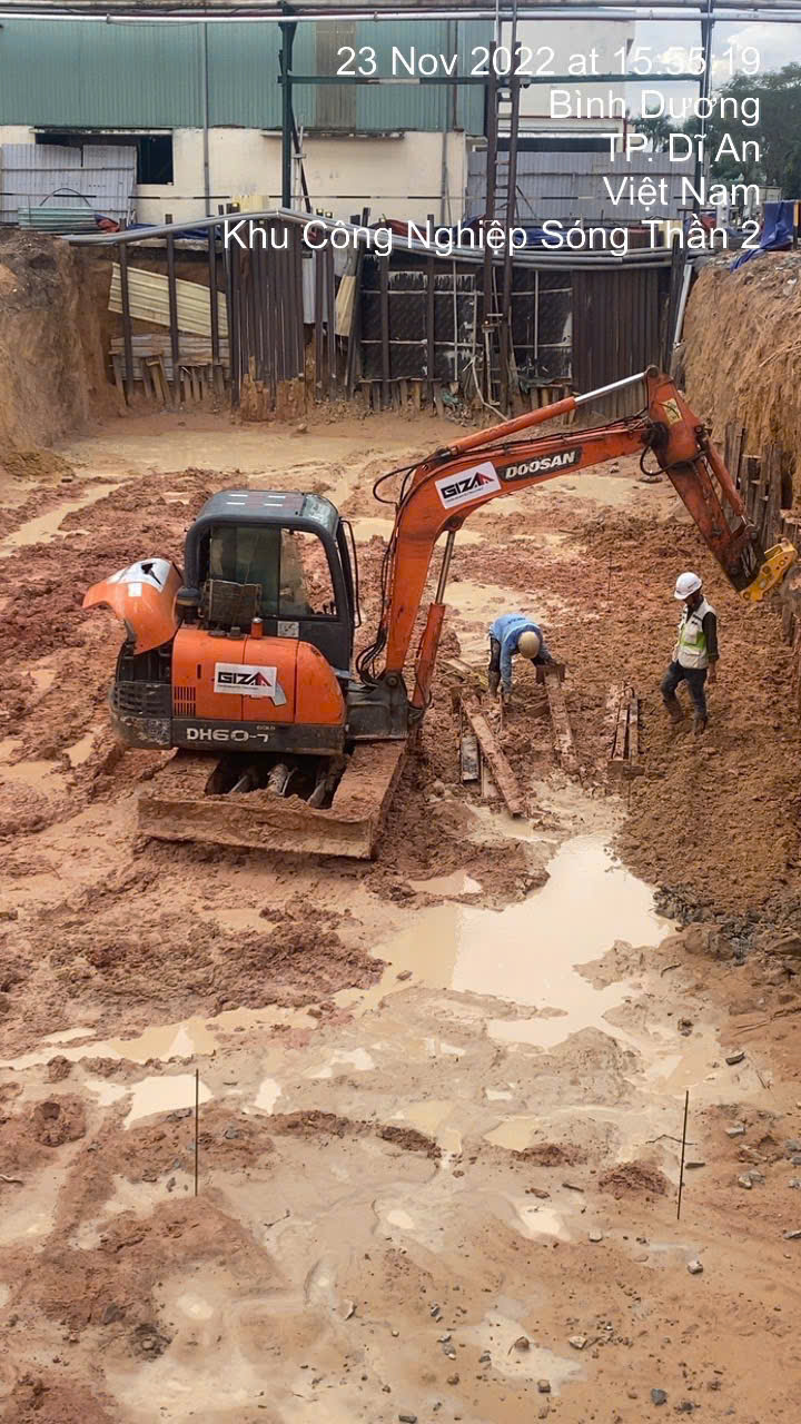 Xe cơ giới tại công trình phá dỡ có khối lượng đổ nát lớn