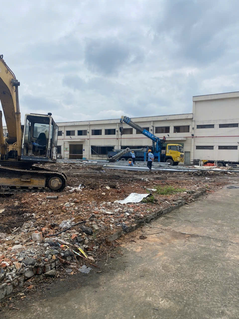Vận chuyển vật tư thép tại công trình trong khu công nghiệp