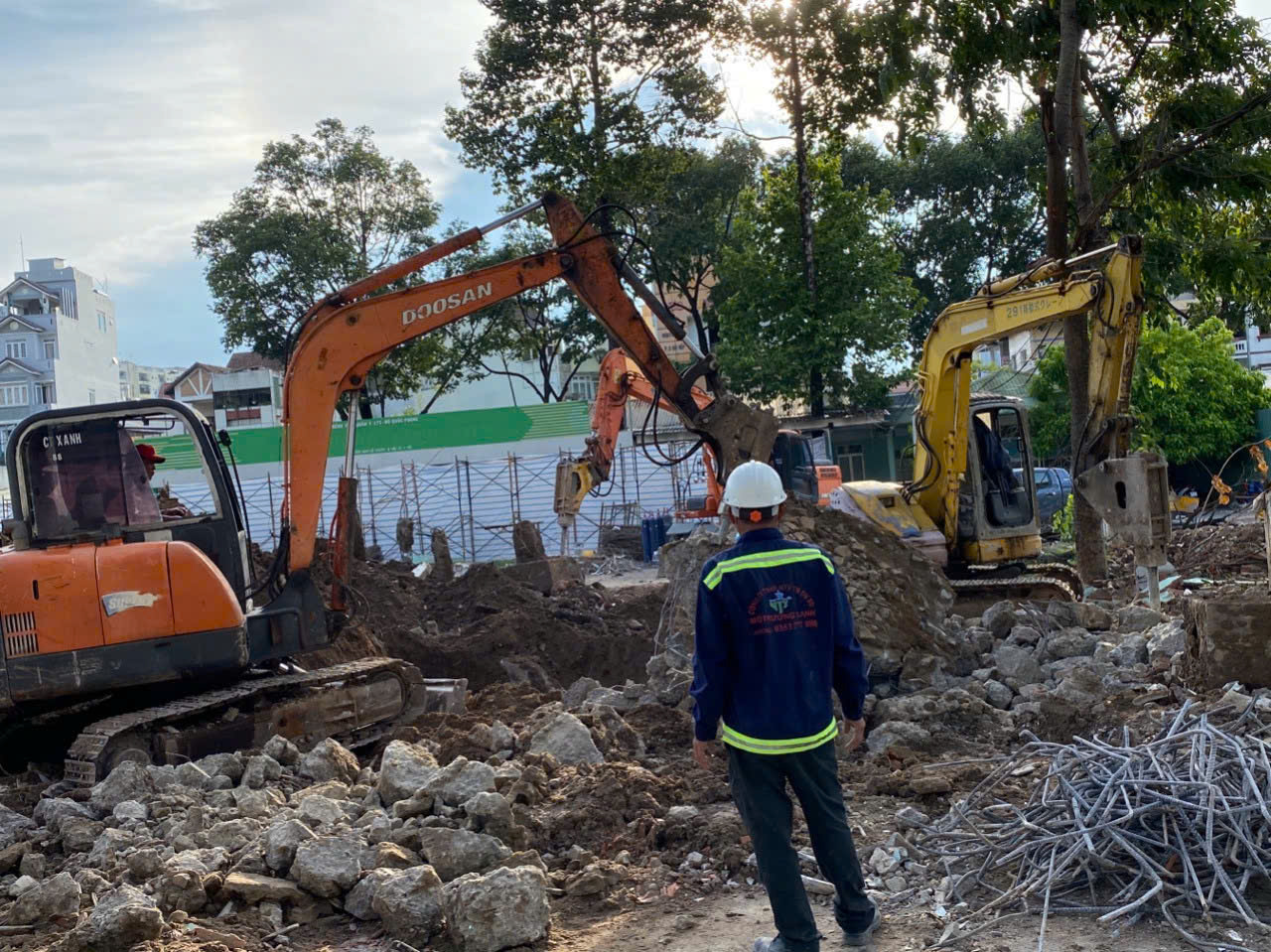 Xe múc nhỏ dọn dẹp nền xưởng bên trong sau khi đục phá