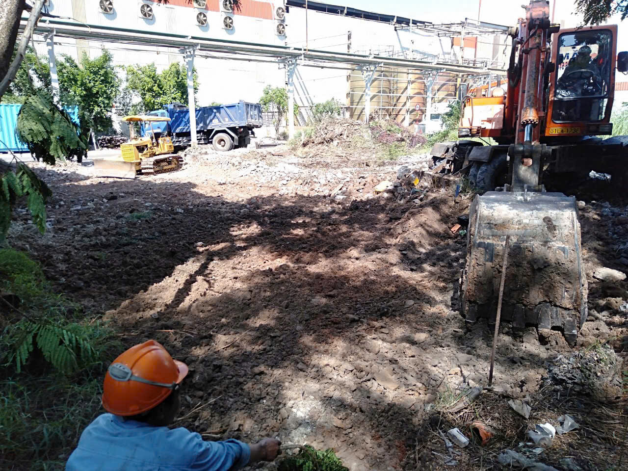 Khung thép nhà xưởng công nghiệp đã được hạ một phần tại khu công nghiệp