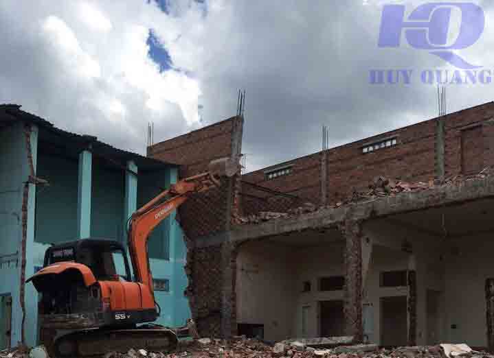 Bãi công trình sau khi tháo dỡ, gạch vụn và vật tư tập kết tại khoảng sân chờ phân loại