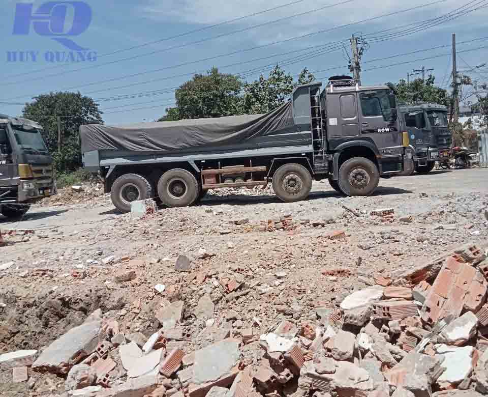 Xe tải tập kết chờ vận chuyển vật tư và xà bần thu hồi từ công trình có lối vào hẹp