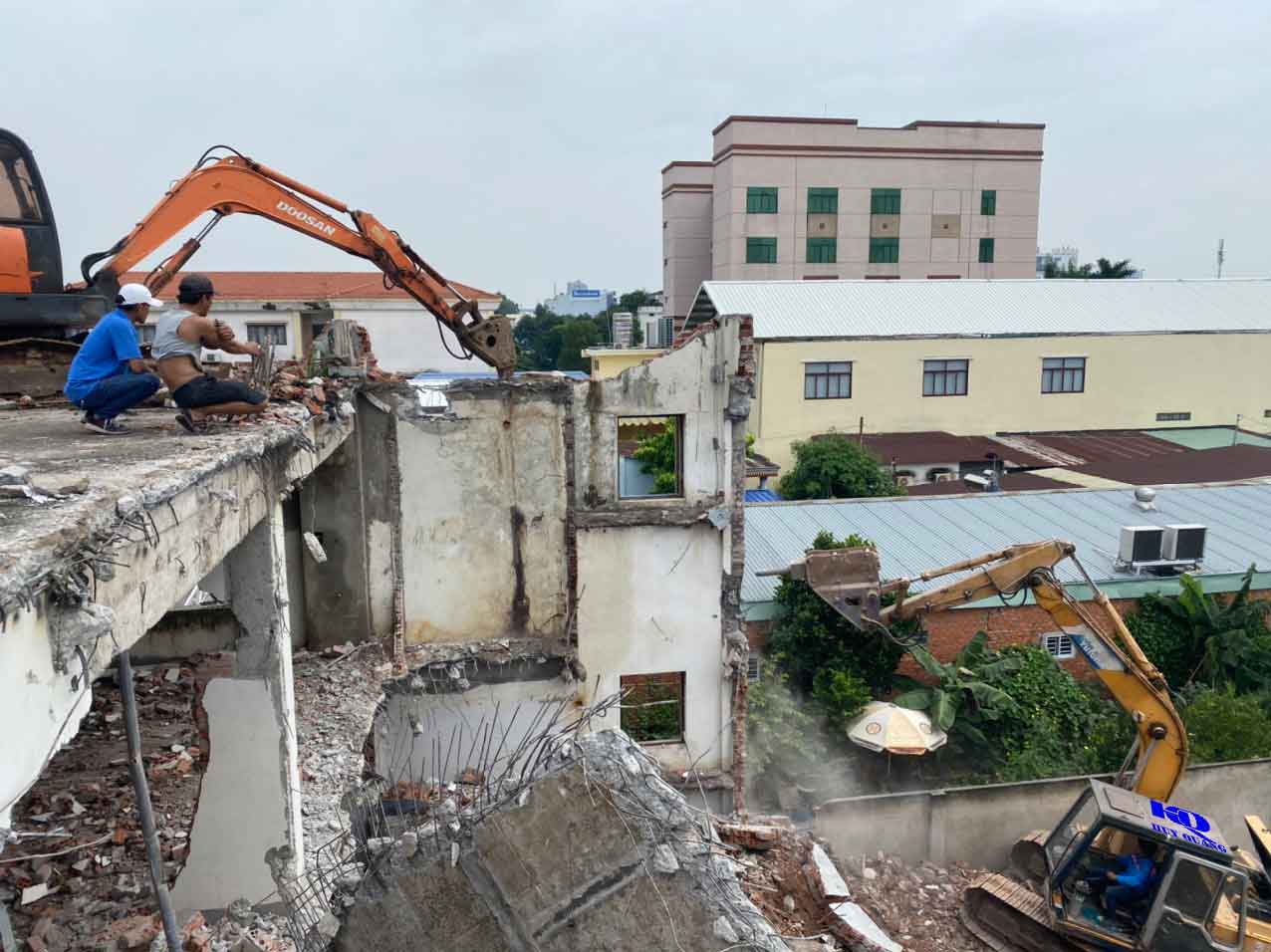 Đập phá nhà cũ tại Đồng Nai