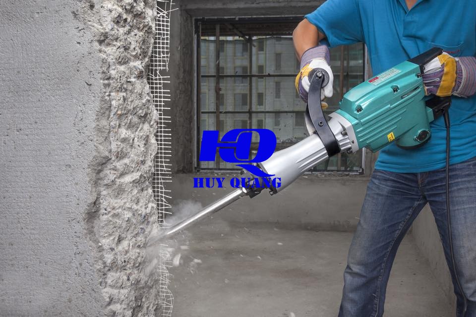 Công nhân xử lý kết cấu bê tông bằng thiết bị khoan chuyên dụng tại công trình nhà xưởng