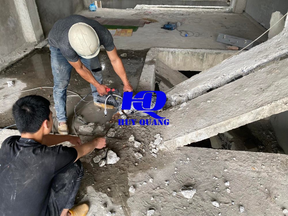 Công nhân xử lý nền bê tông bằng thiết bị chuyên dụng tại công trình khu công nghiệp Becamex Bình Phước