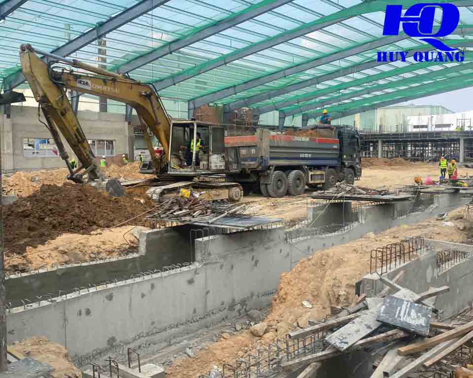 Phá dỡ công trình cũ, thu gom xà bần và che chắn khu vực thi công