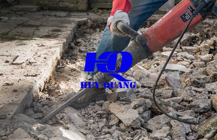 Công nhân xử lý phần nền bê tông còn lại, chuẩn bị mặt bằng cho giai đoạn thi công mới
