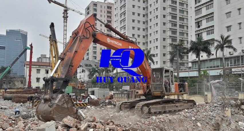 Máy xúc Hitachi xử lý mặt bằng tại công trình đô thị