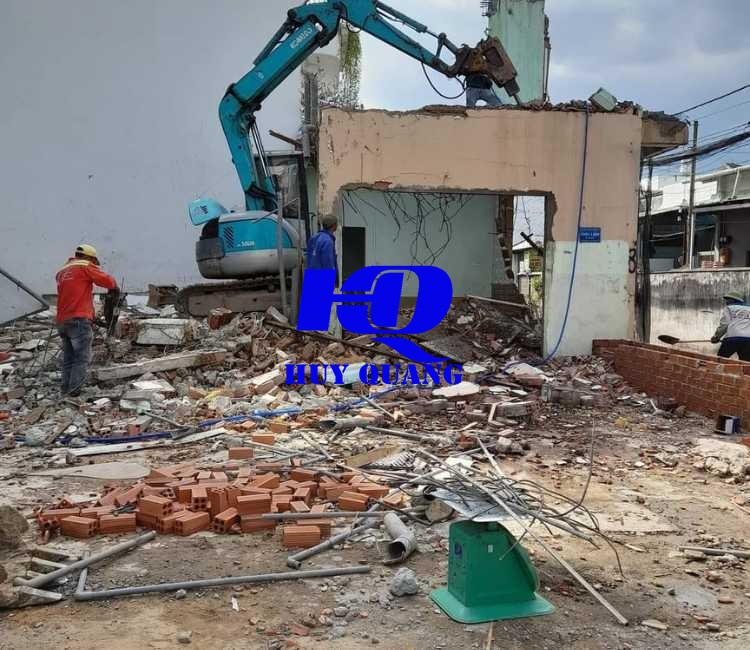 Máy đào xử lý kết cấu tường của công trình cũ tại Bình Dương, phù hợp cho cả nhà xưởng và nhà dân