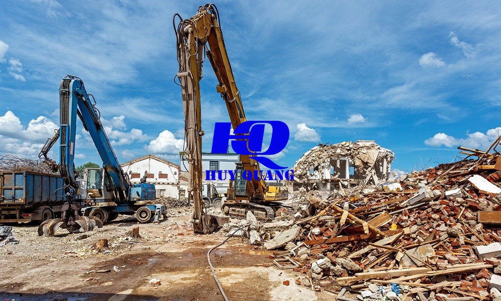 Hai máy đào xử lý đồng thời công trình quy mô lớn, chuẩn bị mặt bằng công nghiệp sau khi phá dỡ