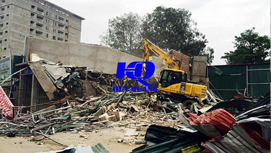 Xà bần, mái tôn và vật liệu cũ được thu gom về một khu vực sau khi tháo dỡ nhà cấp 4