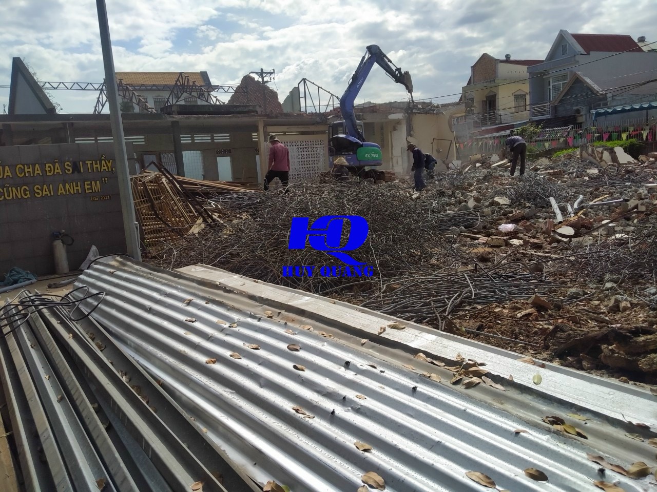 Vật tư thu hồi gồm khung thép, mái tôn và sắt vụn tập kết gọn gàng chờ vận chuyển