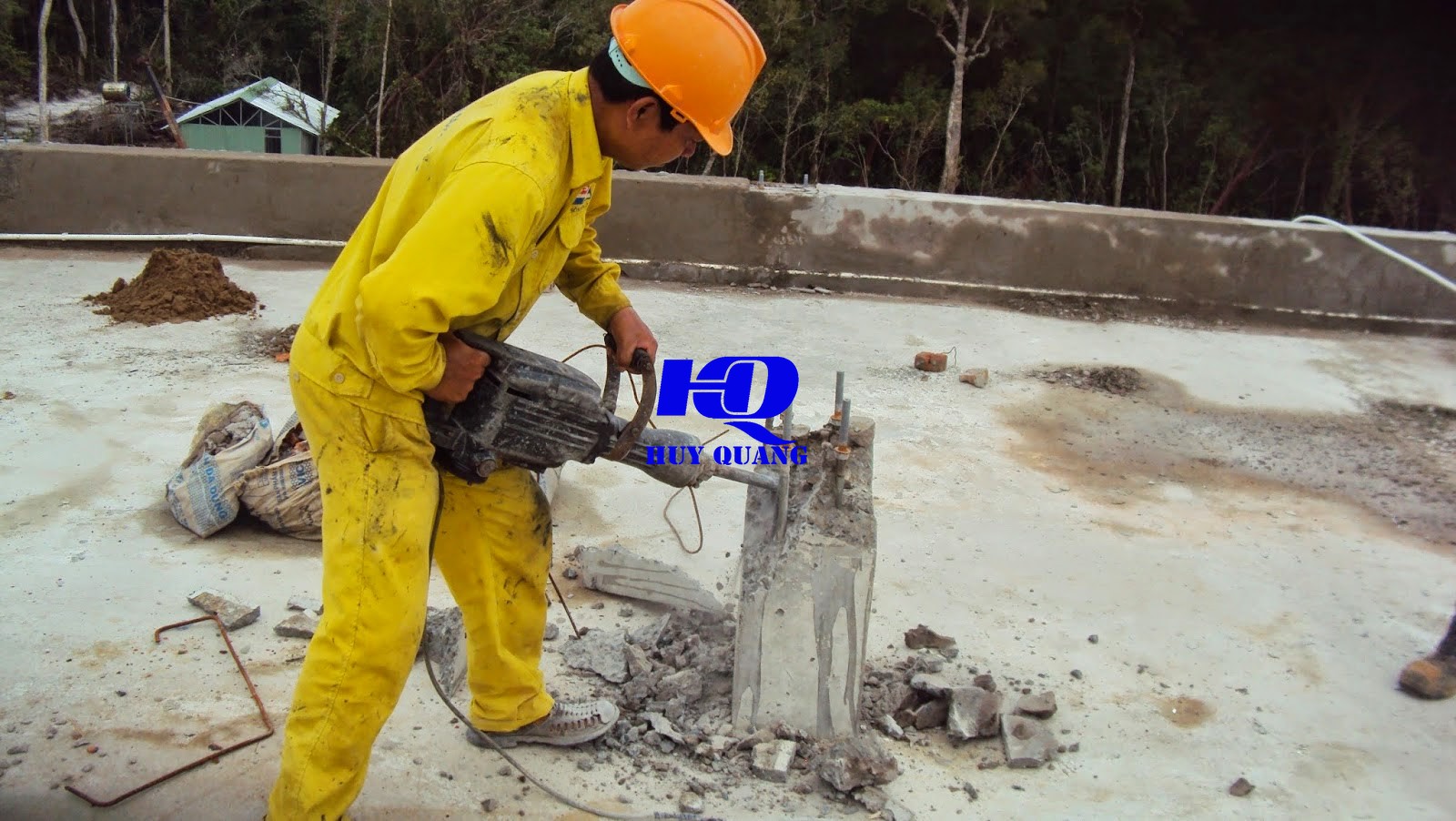 Công nhân xử lý phần chân cột bê tông còn lại tại công trình khu công nghiệp Nhơn Trạch 1