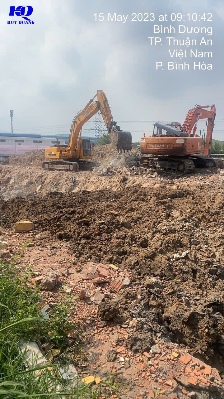 Hai máy đào xử lý đất và gạch vụn tại công trình ở phường Bình Hòa, TP. Thuận An, Bình Dương, mặt bằng đã cải tạo phần lớn với đất và mảnh xà bần phía trước