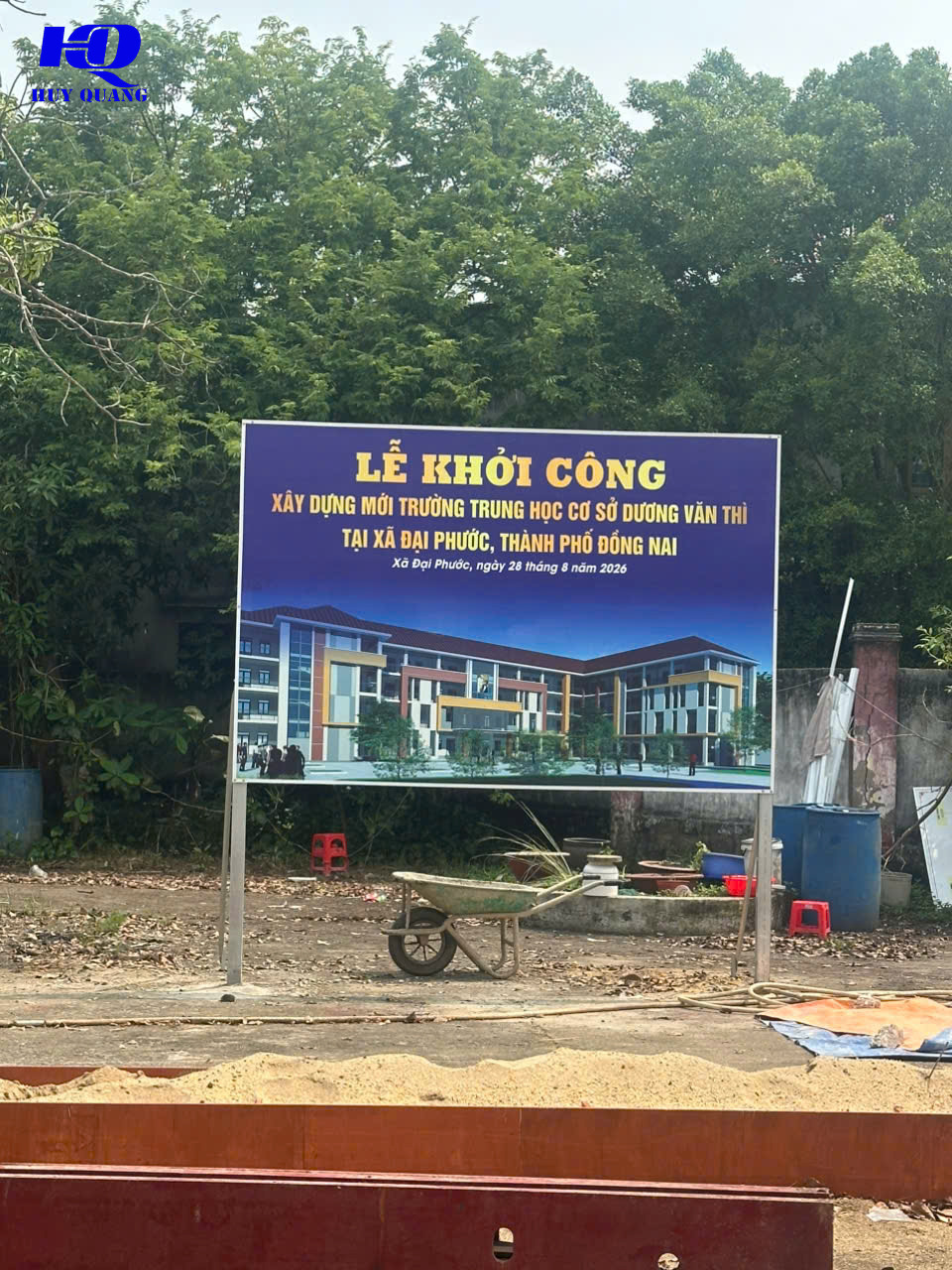 Bảng lễ khởi công nền xanh chữ vàng ghi xây dựng mới Trường THCS Dương Văn Thì tại xã Đại Phước, kèm phối cảnh trường mới