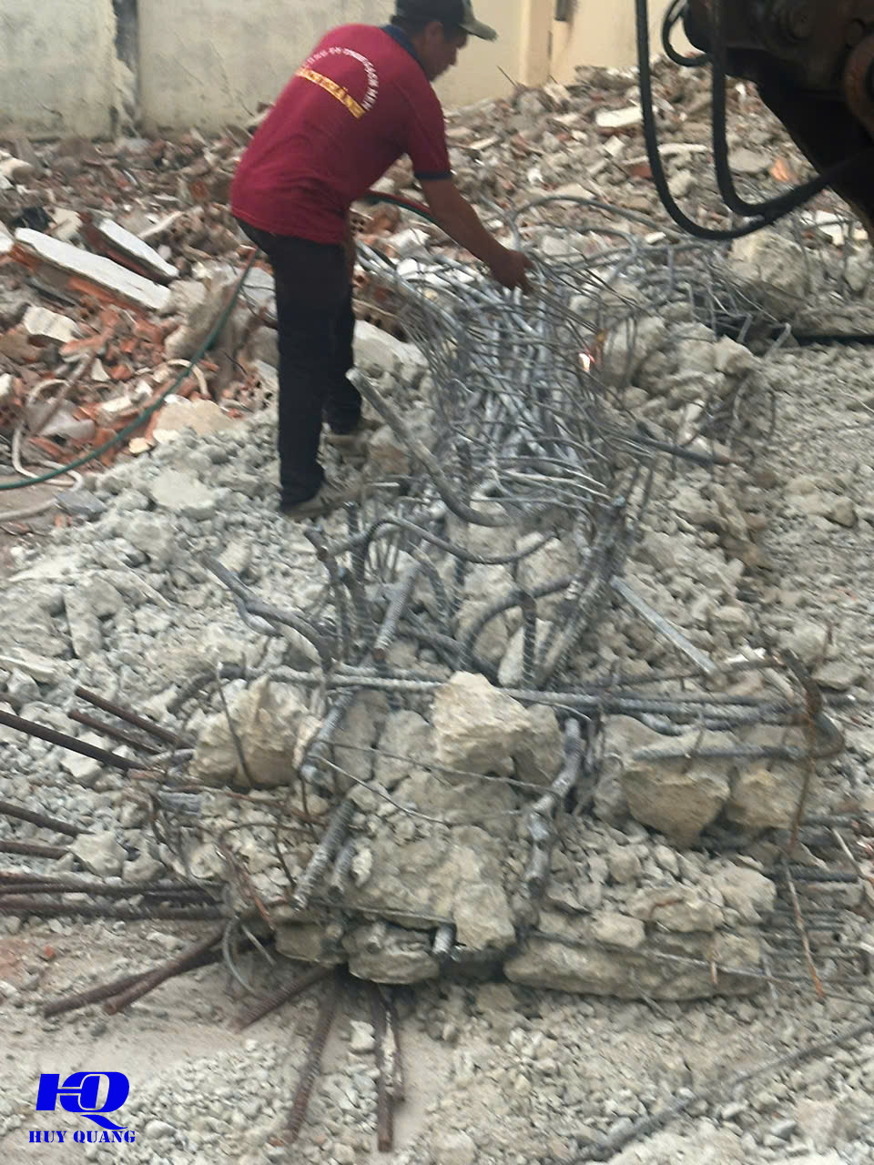 Công nhân tách khung cốt thép khỏi đống bê tông vụn khi phá dỡ nhà dân tại Đồng Xoài, Bình Phước