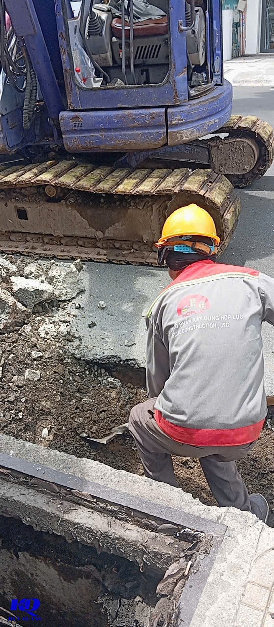 Cắt mở sàn bê tông cốt thép nhà phố tại Tân Uyên để đi đường ống kỹ thuật, lộ rõ lớp thép sàn