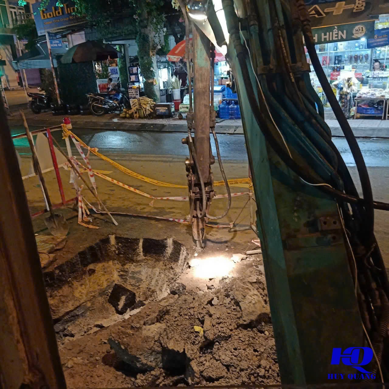 Đục phá tường ngăn cũ trong nhà phố cải tạo tại Tân Uyên, mảnh vỡ được dọn gọn ngay trong quá trình thi công