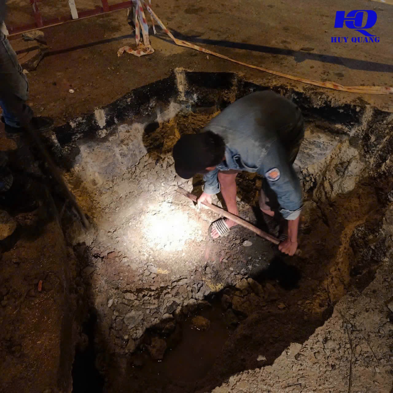 Đục bỏ móng băng bê tông cốt thép cũ để thi công móng mới, lộ rõ cốt thép dày đặc bên trong móng