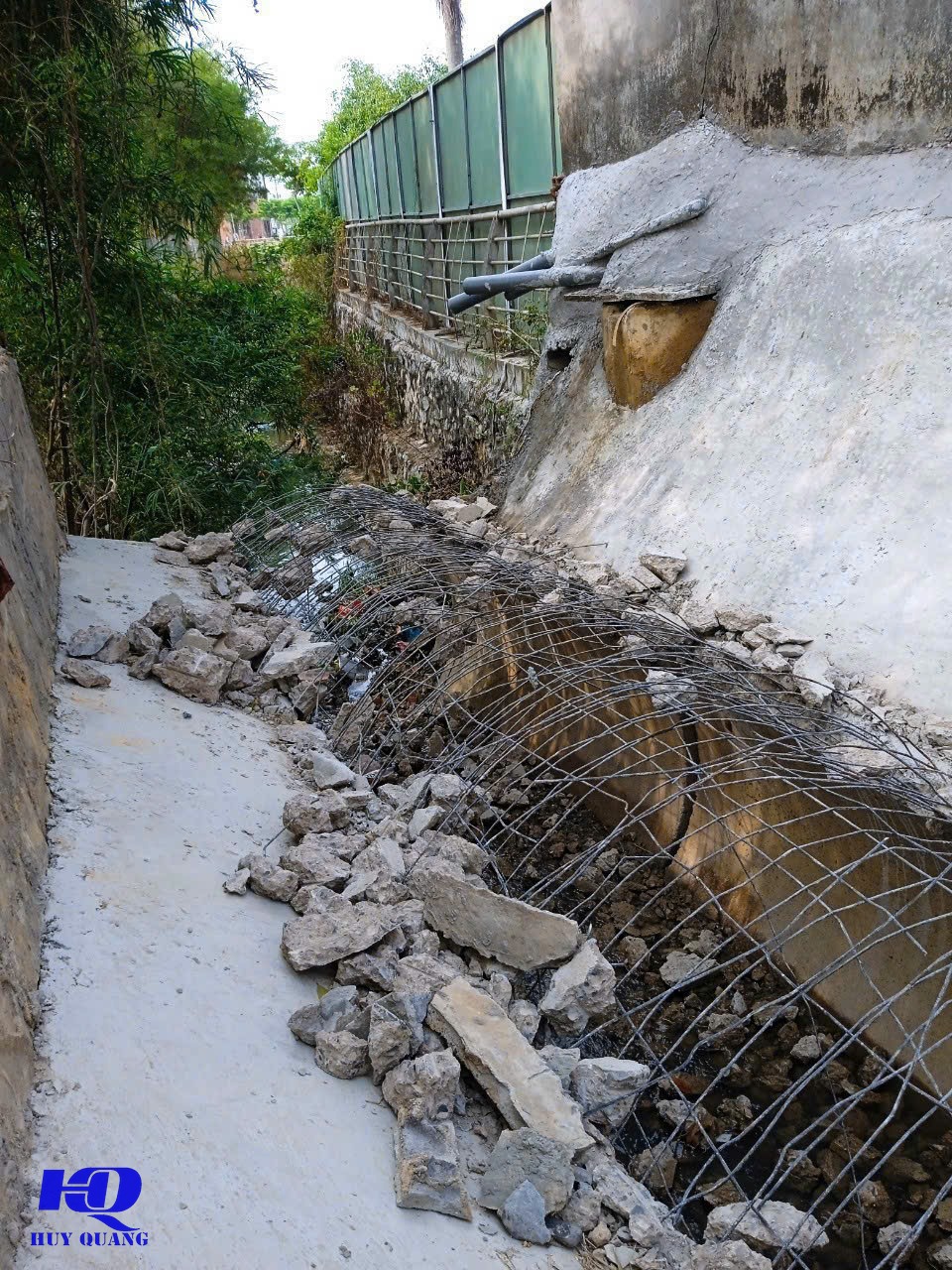 Máy cắt bê tông tạo đường rãnh trên sàn nhà xưởng trước khi đục bỏ phần nền cũ