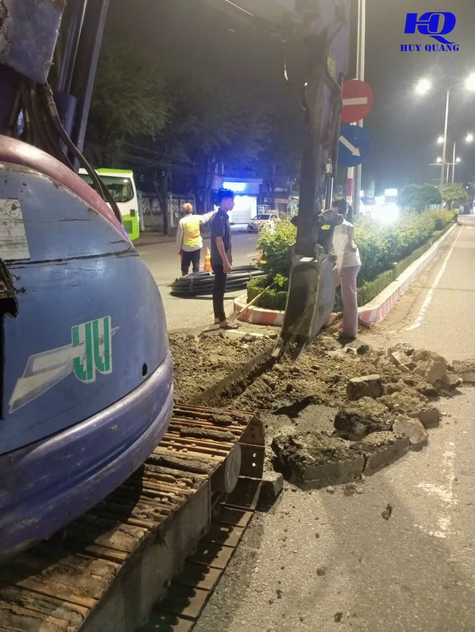 Đường cắt bê tông dạng rãnh dài trên nền sân bãi ngoài trời, mép cắt thẳng dọc theo tuyến đã đánh dấu, bụi bê tông còn đọng quanh đường cắt