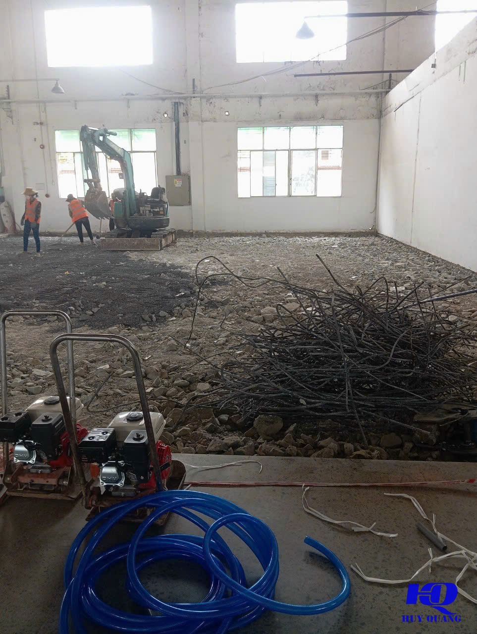 Đội kỹ thuật xử lý hạng mục đục phá bê tông tại công trình thực tế Hóc Môn