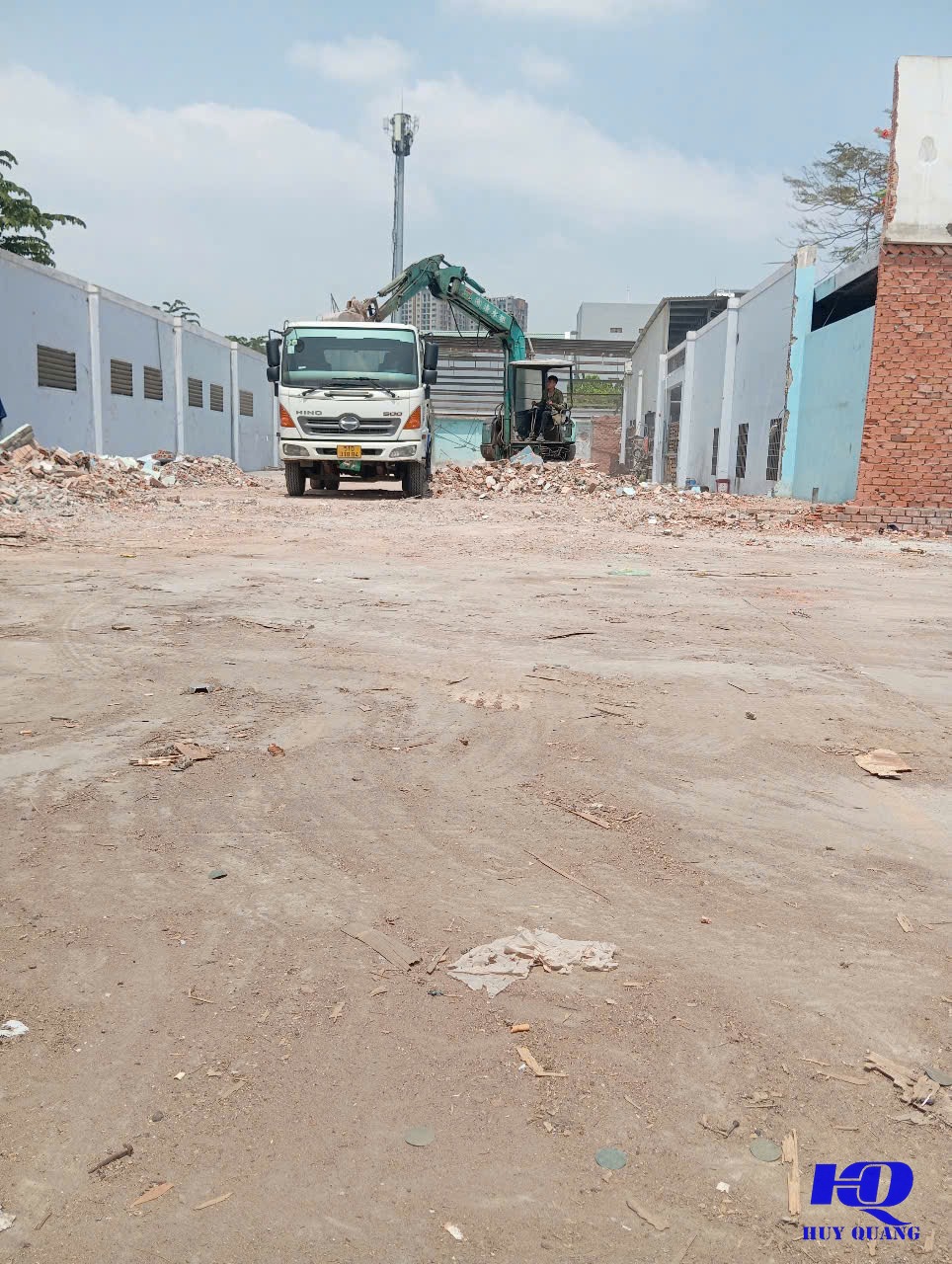Xe tải và máy đào tiếp cận lối vào hẻm nhỏ để hỗ trợ vận chuyển xà bần