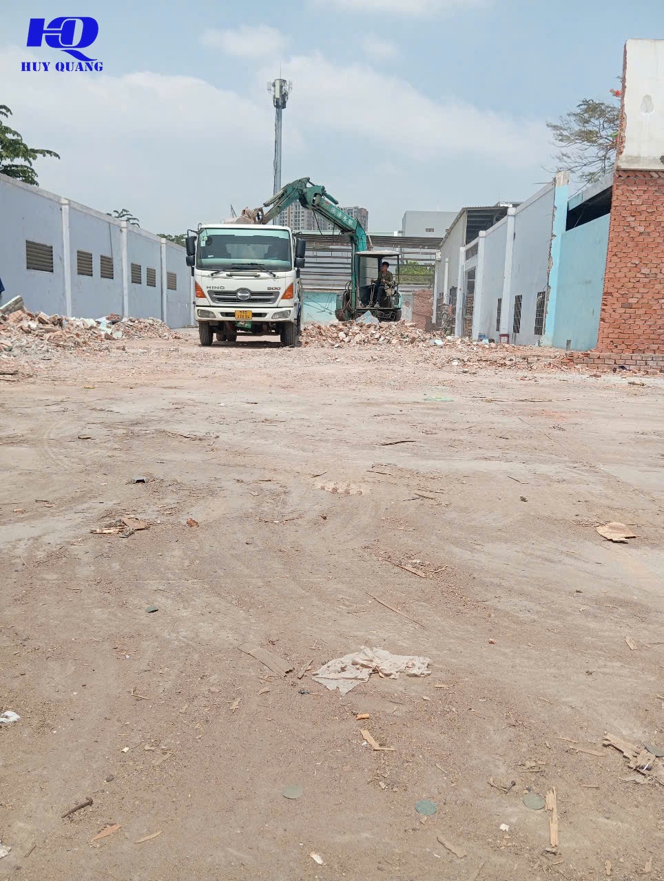 Mặt bằng công trình nhà dân sau khi tháo dỡ phần lớn kết cấu, khu vực xung quanh đã được dọn để chuẩn bị vận chuyển vật liệu