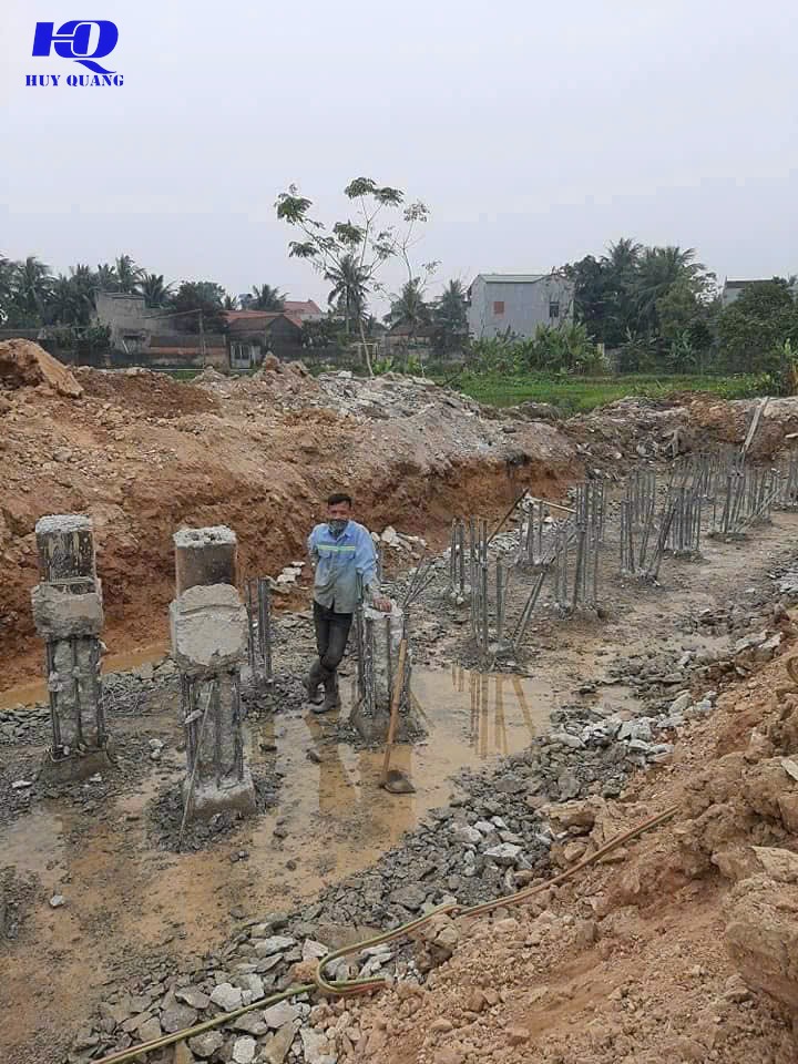 Nền móng và đầu cọc bê tông cốt thép còn lại sau khi tháo dỡ khung nhà xưởng tại Bến Cát, Bình Dương