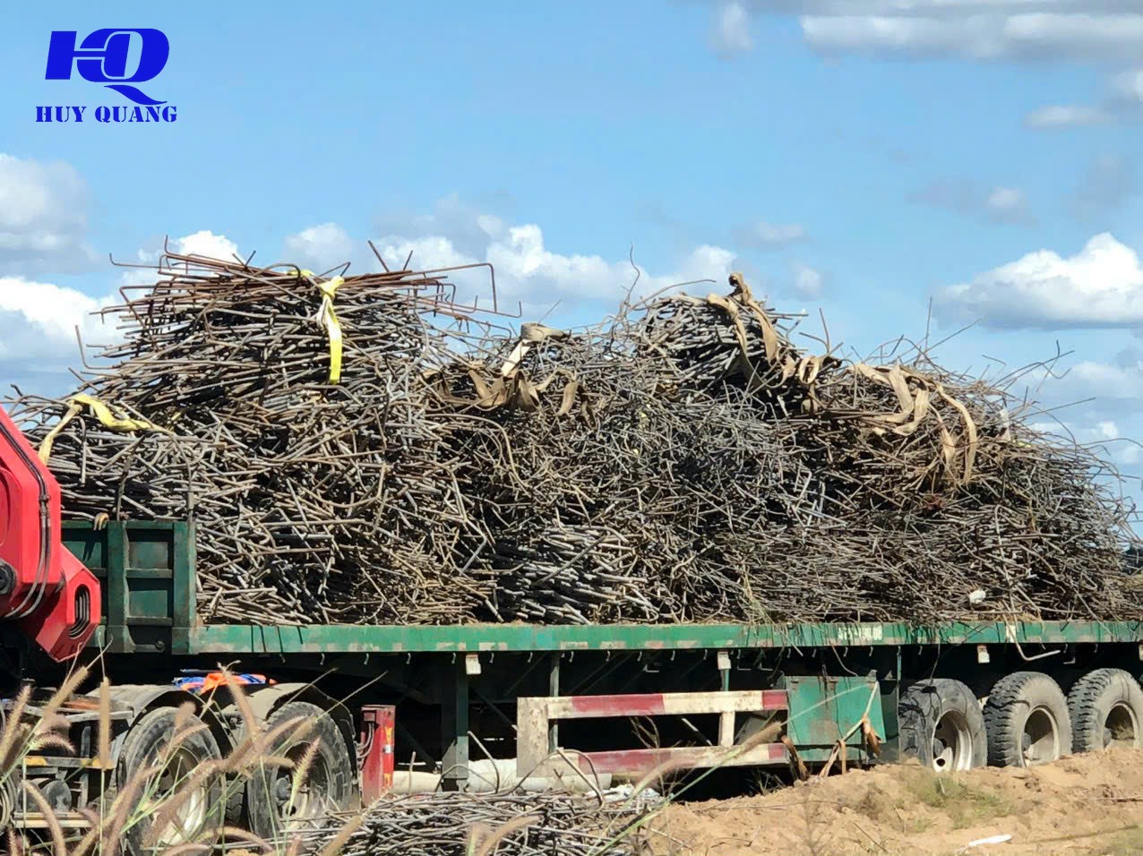 Xe tải chở sắt thép phế liệu đã bó gọn, chuẩn bị vận chuyển đi cân