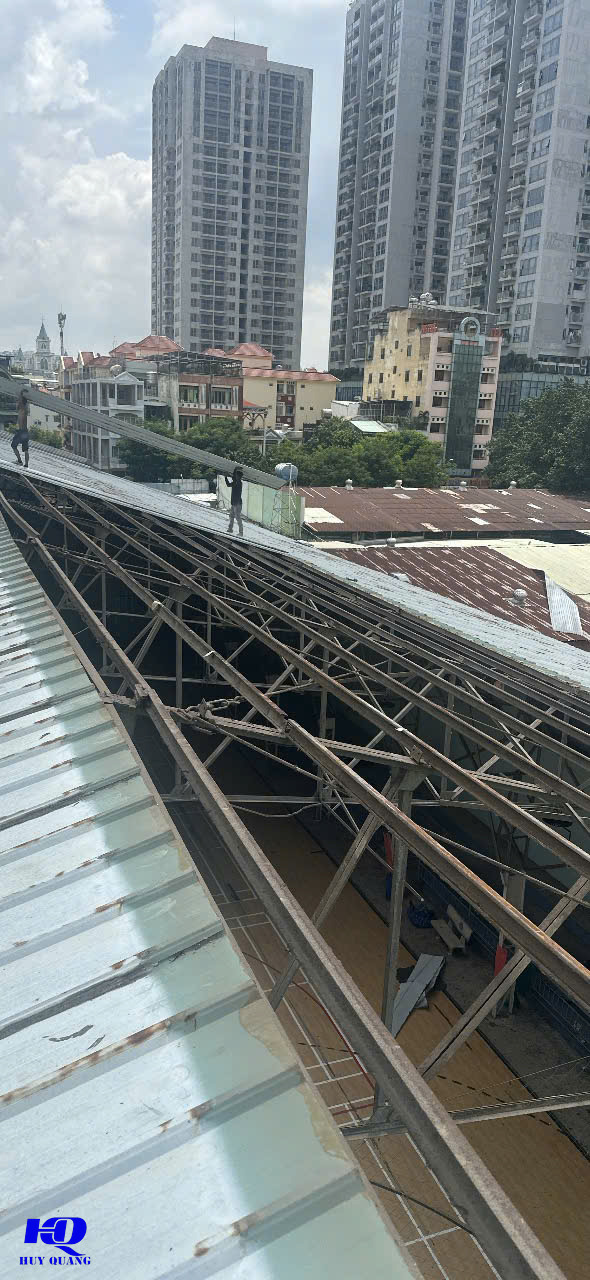 Tháo dỡ mái tôn dọc theo từng nhịp kèo thép của nhà xưởng cũ