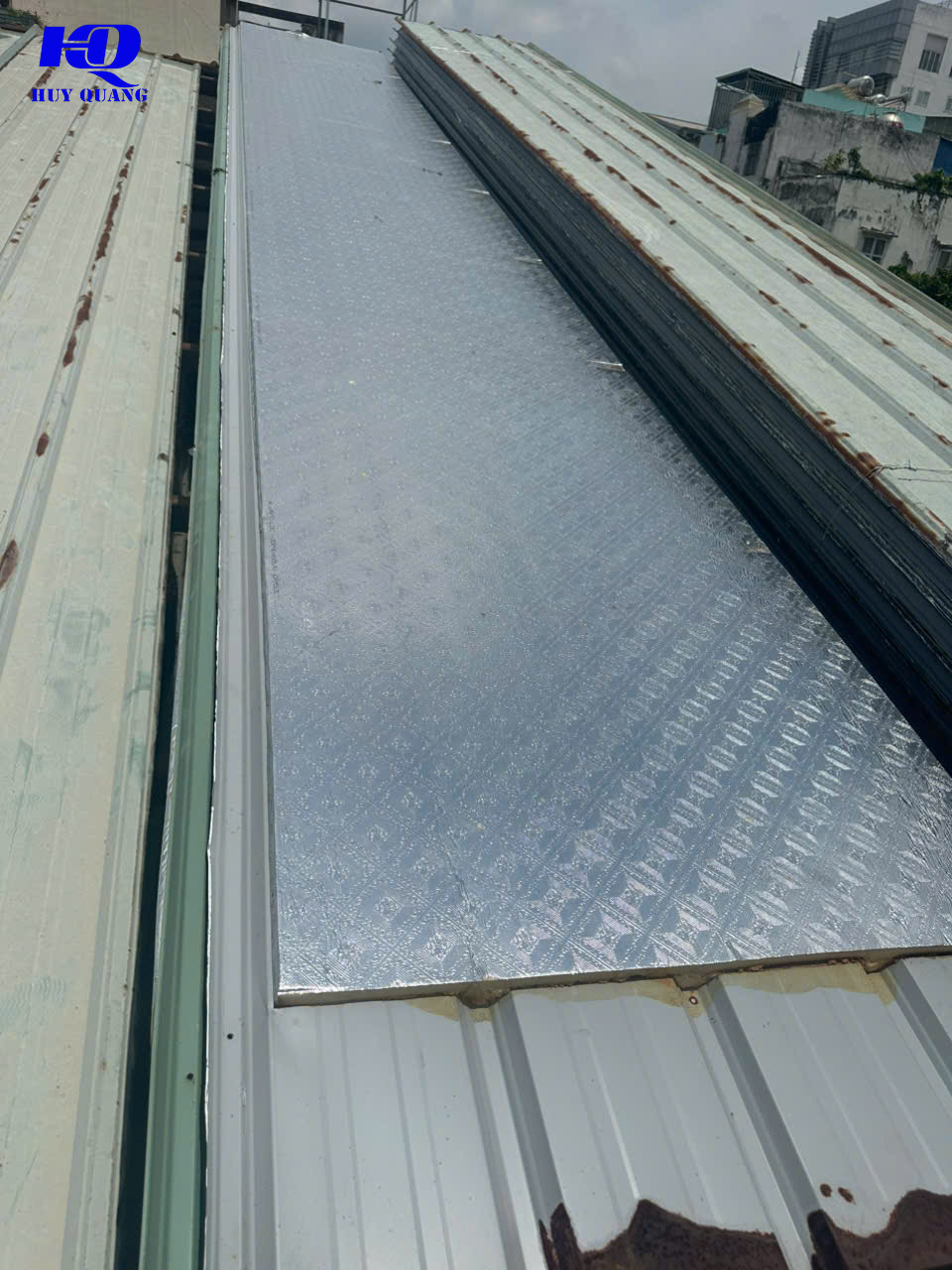 Tôn tháo dỡ được xếp chồng phân loại ngay tại công trình trước khi vận chuyển