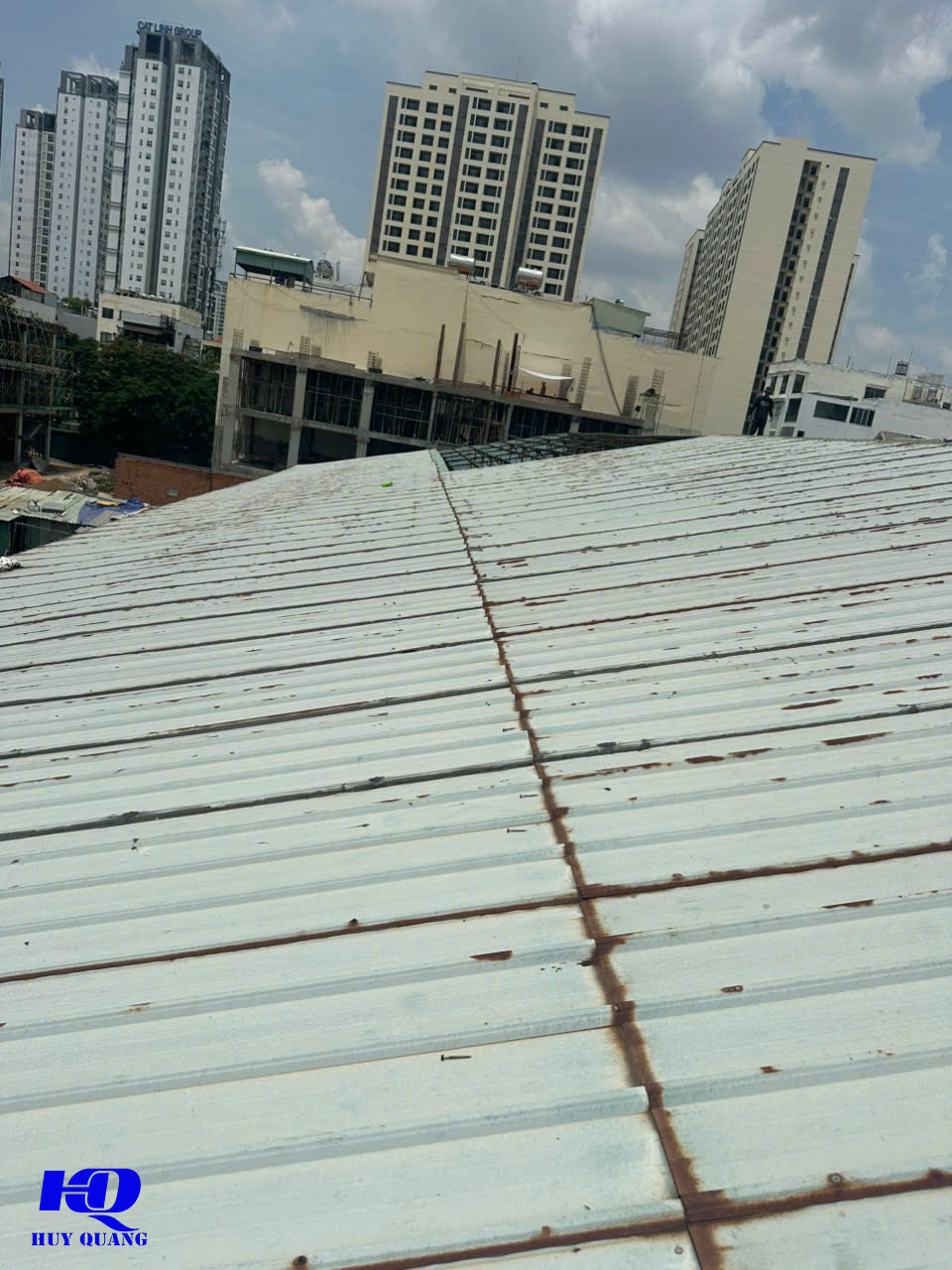Mái tôn nhà xưởng cũ tại Hồ Chí Minh chờ tháo dỡ thu mua giữa khu nhà cao tầng