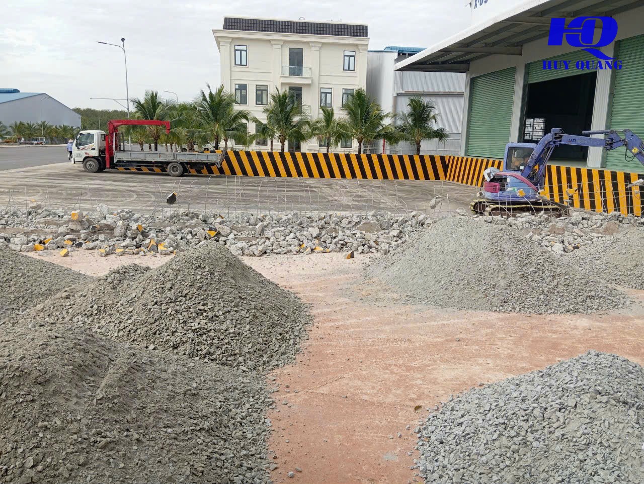 Xe cơ giới vận chuyển vật tư và xà bần công trình